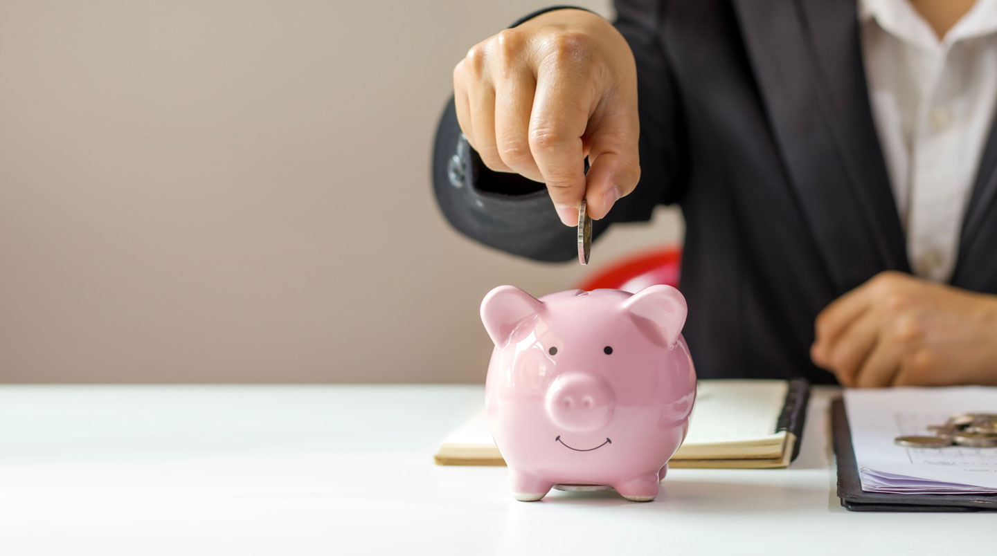 Quatre icônes représentant les différents types de placements solidaires, du livret à accès immédiat au fonds dédié.